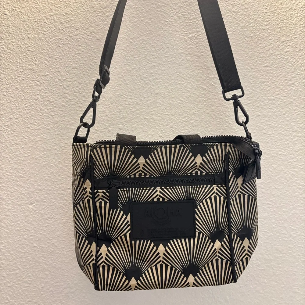 ALOHA Collection Black and White Graphic Tote - Picture 6 of 6